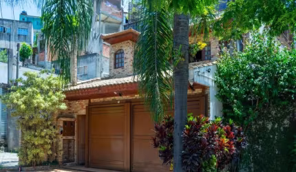 Casa com 509 m² distribuídos em 3 andares, que oferece espaços amplos e bem planejados