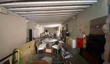 Predio de 5 pavimentos totalizando 1100 m²  com 4 banheiros. ideal para comercio de rua.  frente de 10 metros totalmente espaçoso.
