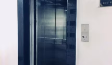 Três salas em um edifício comercial