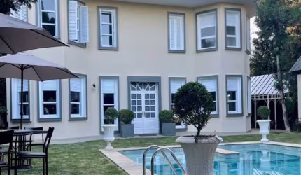Casa de Vila com 6 Quartos, 4 Suítes e 8 Banheiros ? Conforto e Privacidade em Bairro Charme