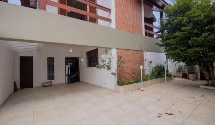 Excelente Casa de 335m2 , Campo Grande, piscina, 4 suítes !