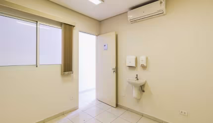 Clinica com 9 salas e 7 banheiros, Proximo ao Metro