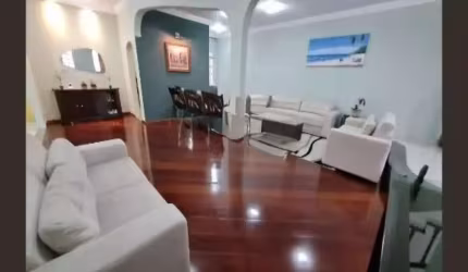 Sobrado com 345 m², 4 dormitórios (2 suítes), 5 banheiros, (um deles com banheira), 5 vagas, SBC, SP.