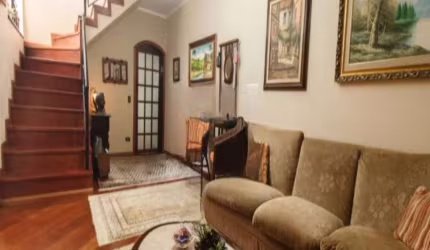 Sobrado à venda 240m² 3 dormitórios 1 suíte 3 banheiros 2 vagas de garagem Jardim Textil.