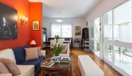 Sobrado no Pacaembú, 390m², 4 dormitórios e 4 vagas.
