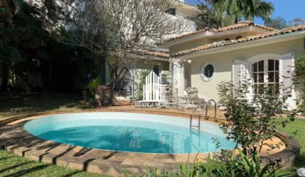 Sobrado de 890m² com 4 suítes, 2 vagas no Morumbi.