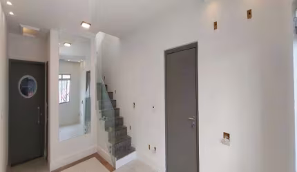 Casa Sobrado à venda de 4 dormitórios sendo 1 suíte e 2 vagas na Saúde