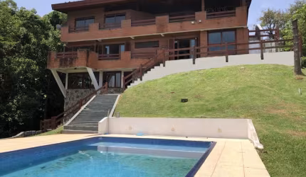 Casa na Fazendinha (próx. Portaria) - 4 dorms /2 sutes - Vista! Lareira, piscina e salão festas!
