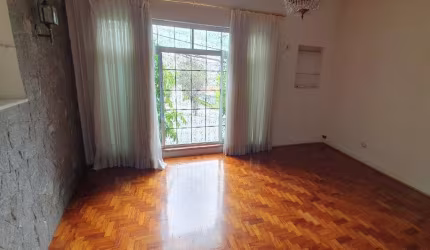Sobrado em Pinheiros de frente à escadaria da Vila Madalena