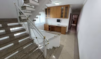 Sobrado á venda no Tremembé, 227m², com 3 suítes e 4 vagas