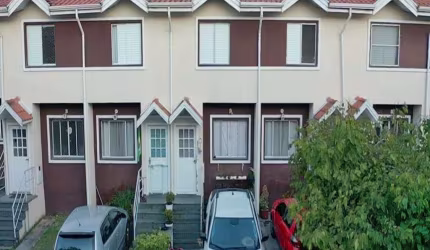 Sobrado de 2 dormitórios, sala, cozinha e banheiro garagem para 2 carros + lavanderia. Área toda protegida por segurança 24hr, uma bela vista para o v