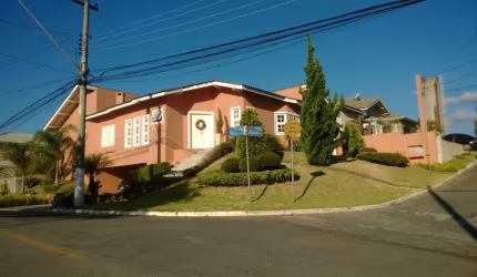 Casa à Venda no Condomínio Tarumã | 3 Dormitórios, 1 Suíte com Hidro, 4 Vagas | Santana de Parnaíba