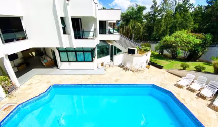 Casa de alto padrão no Residencial 10, com 4 suítes, 798m² A. útil e 2.400m² de a. total.