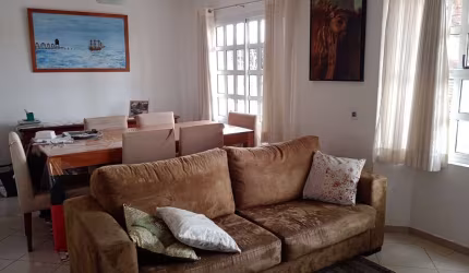 Casa em Cotia km 21 , com três dormitorios sendo uma suíte.