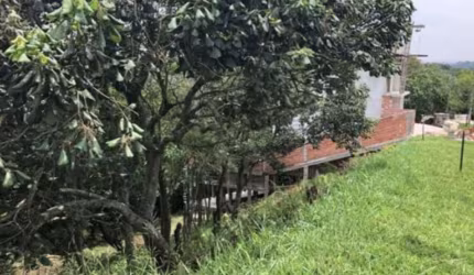 Lote alto em declive com linda vista