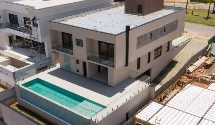 Casa de luxo em condomínio à venda em Santana de Parnaíba-SP, bairro Cidade Tamboré: 3 quartos, 3 suítes, 4 banheiros, 6 vagas, 436,35 m².