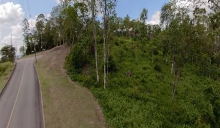 Com 2.500 metros 2 de área, no residencial ECOVILLE condomínio de altíssimo Padrão.