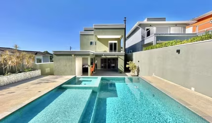 Casa no Cond. Village Los Angeles - 3 dorms/1ste, energia fotovoltaica, gourmet e linda piscina aquecida!