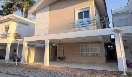 Oportunidade Única: Casa com 4 Quartos, 180m² e 2 Vagas em Condomínio Fechado