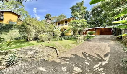 Casa em condomínio - Rústica, 3 dorms, quintal e muito jardim!