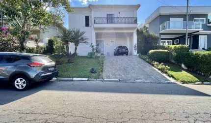 Casa em condomínio - Linda e integrada, 4 suítes e piscina!