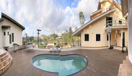 Casa a Venda no Condomínio Petit Village - 05 Dormitórios com 540,00m²