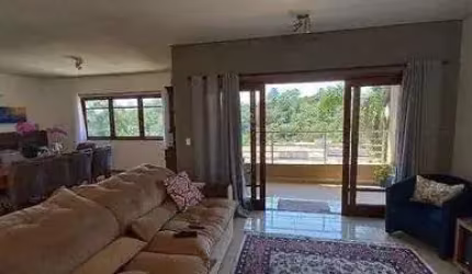 Casa à venda no Embu das Artes com 550m² 5 dormitórios 4 suítes 7 banheiros 2 vagas.