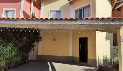 Casa em Cotia com 4 quartos e 2 vagas de garagem
