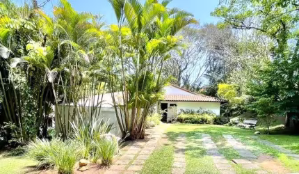 Casa de luxo em condomínio na Granja Viana, Cotia - SP: 4 quartos, 2 suítes, 3 banheiros, 4 vagas, 480m². Venha conferir!