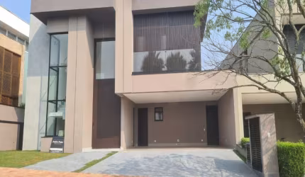 Luxuosa casa em condomínio à venda em Alphaville, Santana de Parnaíba-SP: 4 quartos, 4 suítes, 7 banheiros, 6 vagas, 478,85m².