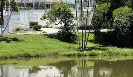 Casa de luxo no condominio Arujazinho III, ampla e integrada, com uma incrivel área gourmet e a piscina com vista para o lago.