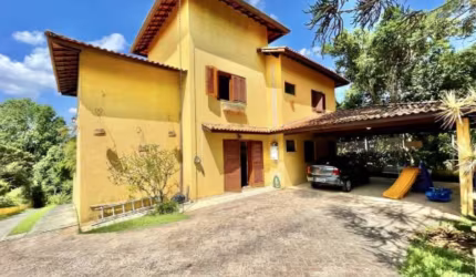 Casa em condomínio - 4 dorms / 1 suíte + home office. Muita natureza! IMPECÁVEL!
