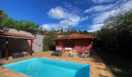 Casa TÉRREA, 3 suítes, lote plano, piscina e gourmet!