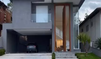 Casa de luxo em condomínio à venda em Jandira-SP: 4 quartos, 4 suítes, 6 banheiros e 9 vagas de garagem!