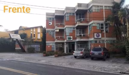 Conjunto comercial em avenida principal do Trujillo
