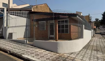 Casa térrea de esquina no bairro Vila Carvalho em Sorocaba