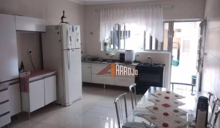 Sobrado 3 Dormitórios Amplos e 2 garagens - Jd. Popular - R$700.000,00