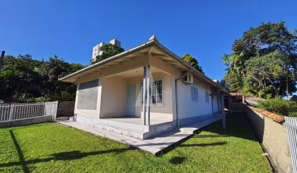Casa com 3 quartos à venda na Rua Augusto Kluver, --, Floresta, Joinville por R$ 890.000