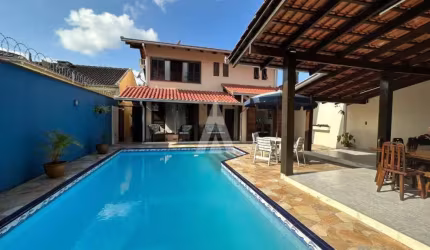 Casa com 3 quartos à venda na Rua Assis Brasil, --, Saguaçu, Joinville por R$ 1.950.000