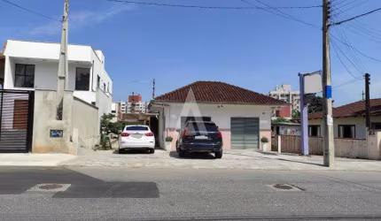 Casa com 4 quartos à venda na Rua Otto Benack, --, Bom Retiro, Joinville por R$ 646.000