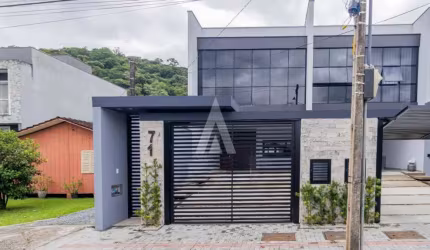 Casa com 3 quartos à venda na Karl Kumlehn, --, América, Joinville, 214 m2 por R$ 1.750.000