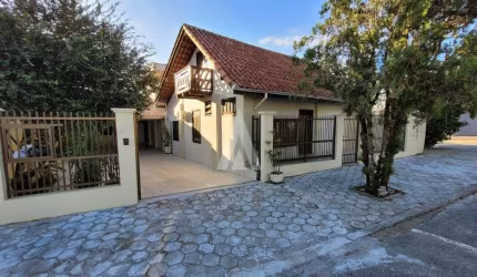Casa com 3 quartos à venda na Rua Castro Alves, --, Saguaçu, Joinville por R$ 995.000