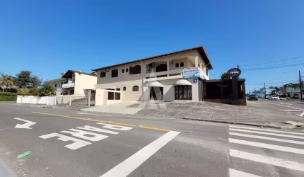 Casa com 4 quartos à venda na Antônio Ramos Alvin, --, Floresta, Joinville por R$ 1.350.000