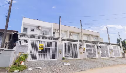 Casa com 2 quartos à venda na Martin Maul, --, Iririú, Joinville por R$ 450.000
