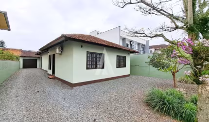 Casa com 3 quartos à venda na Rua Deputado Lauro Carneiro de Loyola, --, Iririú, Joinville por R$ 563.000