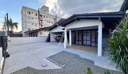 Casa com 3 quartos à venda na Rua Ricardo Landmann, --, Santo Antônio, Joinville, 220 m2 por R$ 1.450.000