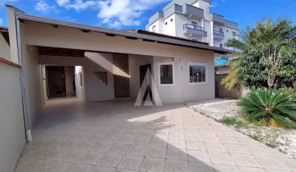 Casa com 3 quartos à venda na Rua Arquimedes, --, Iririú, Joinville por R$ 750.000