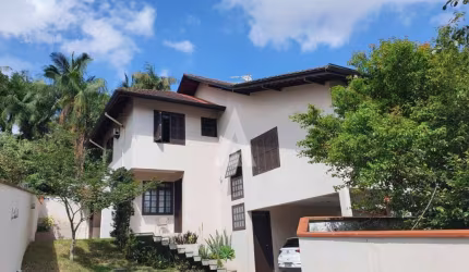 Casa com 3 quartos à venda na Rua Iguaçu, --, Santo Antônio, Joinville por R$ 990.000