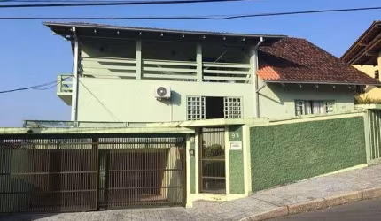 Casa com 4 quartos à venda na Rua Tercílio Marchetti, --, Floresta, Joinville, 336 m2 por R$ 995.000