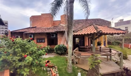 Casa com 4 quartos à venda na Rua Canto Do Sol, --, Itacolomi, Balneário Piçarras, 250 m2 por R$ 2.950.000